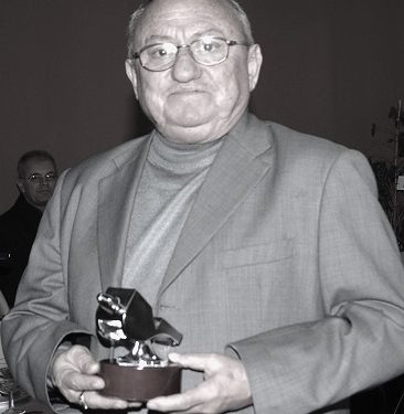 “Edhe pse ishte pak shtatshkurtër, pas fërshëllimës së bilbilit të tij, rrinin ‘sus’ edhe gjigantët më të mëdhenj të parketit basketbollit, pasi…”/ Historia e panjohur e legjendës së arbitrimit shqiptar