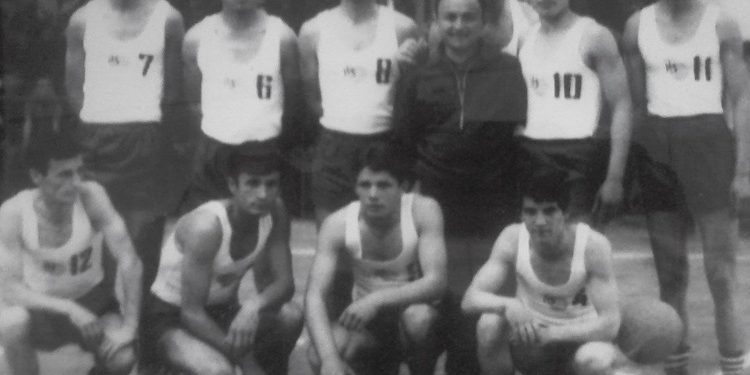 “Edhe pse ishte pak shtatshkurtër, pas fërshëllimës së bilbilit të tij, rrinin ‘sus’ edhe gjigantët më të mëdhenj të parketit basketbollit, pasi…”/ Historia e panjohur e legjendës së arbitrimit shqiptar