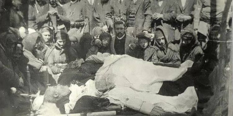 “Papa Llambro Ballamaçin, e masakruan me bajonetat e armëve dhe po atë ditë, andartët vranë edhe vëllanë e tij, Sotirin, si dhe V. Tallabakun e V. Balojanën…”/ Masakra greke e vitit 1914, në Korçë