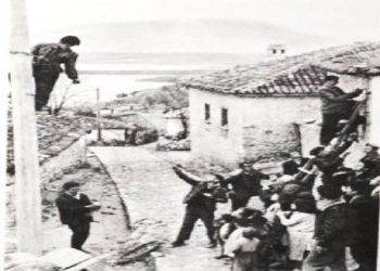 “Sapo më futën në zyrën e kryetarit të Degës, Fadil Kapisyzit, ai më vuri një tufë traktesh përpara dhe kur i thashë që nuk i kam shkruar unë, ai më goditi…”/ Kujtimet e ish-të burgosurit politik nga Vlora