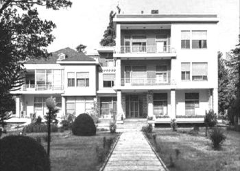 “Nexhmija s’ ishte si Enveri, kishte shumë pretendime; pse, shapkat do hamë ne?!- na thoshte. Donte mish të pjekur, pasha-qofte, qifqi dhe…”/ Dëshmia e kuzhinieres së Shtëpisë së Pritjes në Gjirokastër