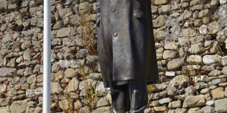 “Mësimet e para i mora nga Napolon Sava, ndërsa kurset i zhvillonim me profesorin Leon Çika, i cili sapo mbaroi Akademinë e Arteve, erdhi në Gramsh dhe…”/ Kujtimet e skulptorit të njohur, Bujar Kapllani