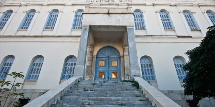 “Në kampin e Siros, të arratisurit kishin afishuar një parullë të madhe: ‘Shpëtoni Shqipërinë nga terrori i kuq’, ‘Zhdukni Hoxhën e ndyrë dhe bandën e tij, nga Shqipëria…”/ Studimi i historianit shqiptar