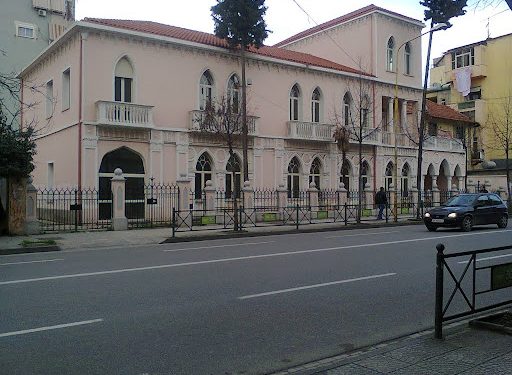 “Te një pallat te ‘Rruga e Durrësit’, pranë Ambasadës Jugosllave, mu atje ku kishte aq shumë spiunë, Kirovi, një qefli i madh televizori, kishte vendosur një…”/ Historia e “mjeshtrit” që sfidoi diktaturën