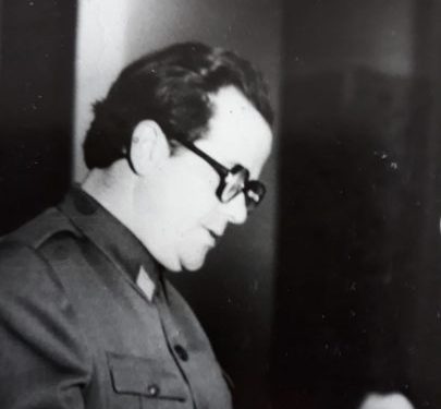 “Ndërsa pritej fjala e ministrit Kadri Hazbiu, shefi i Ndërlidhjes i dha komandantit të Divizionit fonogramin e Enver Hoxhës, i cili…”/ Dëshmia e rrallë e ish-shefit të Garnizonit të Elbasanit