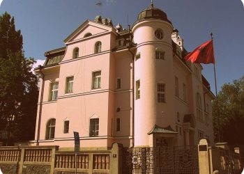 “Si e sollëm në Shqipëri të lidhur këmbë e duar me zinxhirë, nipin e Hysni Kapos, diplomat në Pragë, i arrestuar nga dogana austriake, për kontrabandë duhani dhe…”/ Dëshmia e rrallë e ish-zbuluesit