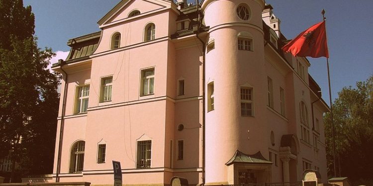 “Si e sollëm në Shqipëri të lidhur këmbë e duar me zinxhirë, nipin e Hysni Kapos, diplomat në Pragë, i arrestuar nga dogana austriake, për kontrabandë duhani dhe…”/ Dëshmia e rrallë e ish-zbuluesit