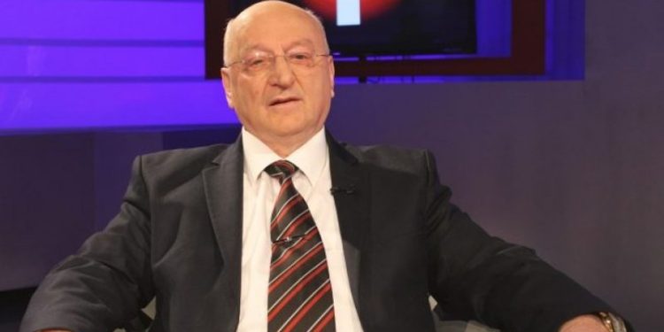 “Si e sollëm në Shqipëri të lidhur këmbë e duar me zinxhirë, nipin e Hysni Kapos, diplomat në Pragë, i arrestuar nga dogana austriake, për kontrabandë duhani dhe…”/ Dëshmia e rrallë e ish-zbuluesit