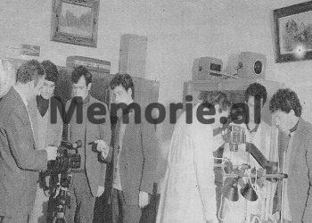 “Në fshatin Domje të Tiranës, në vitet ’60-të, një grua kthehet nga puna dhe në një kodër afër shtëpisë, sheh vajzën e vogël me… / Dëshmia e profesorit të njohur të Mjekësisë – Ligjore, Dr. Spiro Çipi