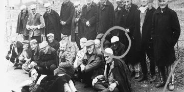 “Nga Dom Frano Illia, Mikel Koliqi, Nikoll Troshani e Lec Sahatçia, te Eduart Vata, Mandi Koçi, Ziso Vangjeli, Ali Kaziu, Urim Elezi, etj., të cilët…”/ Zbulohet foto e rrallë e 25 të burgosurve të Zejmenit, në ’85-ën