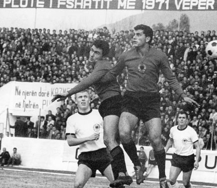 “O Zan Rragami, a ju kujtohet ajo ndeshje, kur tifozit, Him Kastratit, i ra hemorragji cerebrale në stadium dhe ju me ekipin…”? / Kujtimet e panjohura të ish-prokurorit liberal, miku i legjendave të “Vllaznisë”!