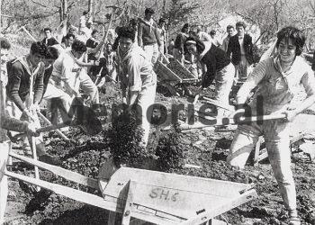 “Enver Hoxha e ka mbyllur vendin për ‘spiunët, hipitë dhe huliganët’, flokët e gjata e minifundet, blu-xhinset dhe grimi, janë tabu, s’ka drogë, kurse seksi para…”/ Reportazhi i gazetarit turk, në vitin 1980