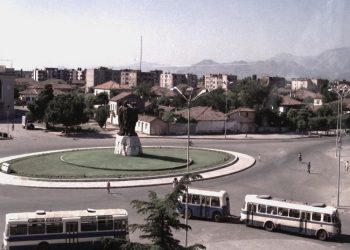 “Një grua e sëmurë për lindje, udhëtonte shtrirë në gjendje kome, në karrocerinë e një makine me mbi 30 pasagjer, një lopë, dy viça dhe 4-5 derrkucë, pasi…”/ Letra e panjohur për Ramiz Alinë, në janar ‘86