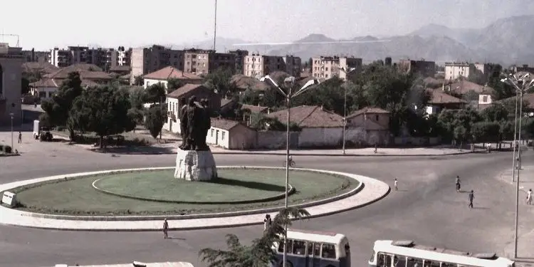 “Një grua e sëmurë për lindje, udhëtonte shtrirë në gjendje kome, në karrocerinë e një makine me mbi 30 pasagjer, një lopë, dy viça dhe 4-5 derrkucë, pasi…”/ Letra e panjohur për Ramiz Alinë, në janar ‘86