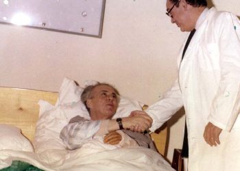 “Nexhmija më tha se shoku Enver, nuk e lëvizte dot as këmbën, as dorën, por ne kemi marrë masa, të sjellim nga jashtë disa…”/ Mbledhja sekrete e Byrosë në ’84-ën për sëmundjen e “Komandantit”