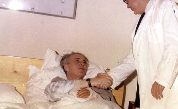 “Nexhmija më tha se shoku Enver, nuk e lëvizte dot as këmbën, as dorën, por ne kemi marrë masa, të sjellim nga jashtë disa…”/ Mbledhja sekrete e Byrosë në ’84-ën për sëmundjen e “Komandantit”