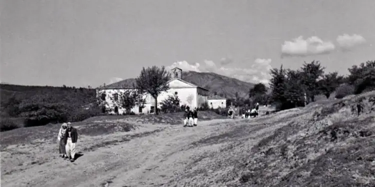 “Në qeli, m’u vërsulën si të tërbuar pesë policë, sepse u shava Enver Hoxhën dhe njërin e kafshova, pasi më vuri këmbën në…”/ Dëshmia e rrallë e Laura Keçit nga Shkodra, që u arrestua kur ishte 16 vjeçe