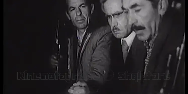 “Pse paraqiten këto skena, si te filmi ‘Mysafiri’, sikur në Perëndim, çdo gjë fillon nëpër kafene, me jetë të shthurur dhe…”/ Kur zv/ministri i Brendshëm, Feçor Shehu, i tërhiqte “veshin”, Kinostudios “Shqipëria e Re”!