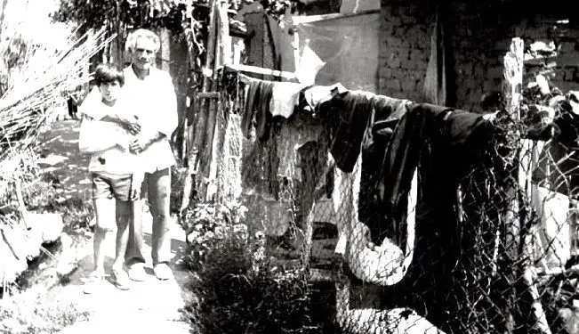 “Kur mësuesi në Tepelenë, më ndaloi dhe më pyeti; nëse unë e doja babën tim, e i thashë po, ai mori vizoren dhe më goditi…”/ Dëshmia e rrallë e ish-të internuarit, Simon Mirakaj