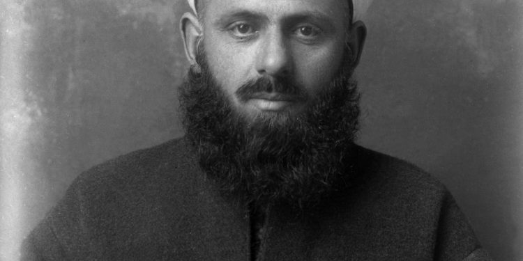 “Nuk është aspak e vërtetë ajo që shkruan At Zef Pllumi, te libri, ‘Rrno për me tregu’, se në burgun e Burrelit, Hafez Musa Dërguti, ka thënë për Enver Hoxhën, se…”/ Akuzat për klerikun të njohur nga Shkodra