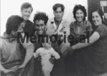 “Pas thirrjeve të fëmijëve; e hodhën bustin e xhaxhit Enver, ne ndezëm televizorin dhe pamë lajmet te RTSH-ja, por Dedë Gjonmarkaj më tha; Simon, sot rrëzuan vetëm një metal, por…”/ Kujtimet e Simon Mirakajt