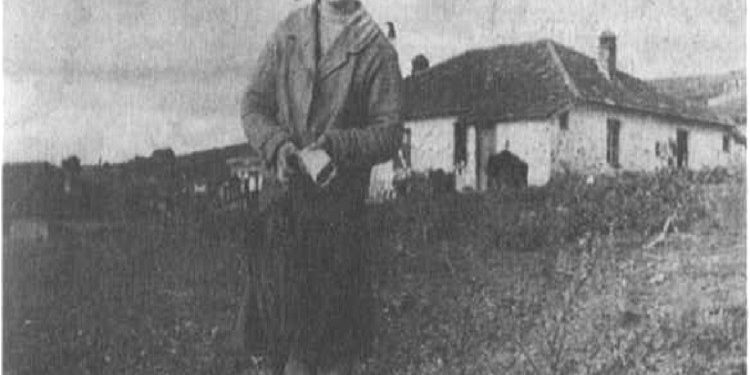 “Pas arrestimit të Bardhit, thuhej se; në vitin 1967, kur Enver Hoxha do merrte pjesë në inagurimin e hekurudhës Rrogozhinë – Fier, ai do të hidhte në erë…”/ Historia e panjohur e “terroristit” nga Kavaja