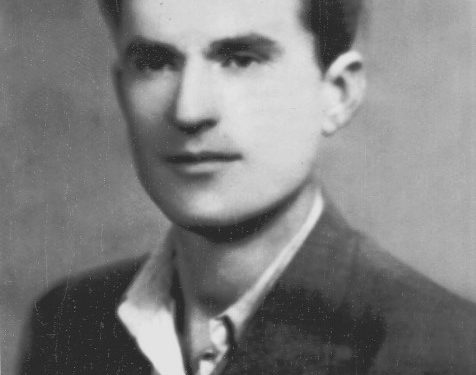 “Kur mësuesi në Tepelenë, më ndaloi dhe më pyeti; nëse unë e doja babën tim, e i thashë po, ai mori vizoren dhe më goditi…”/ Dëshmia e rrallë e ish-të internuarit, Simon Mirakaj