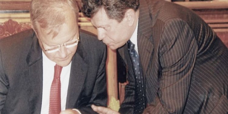 “Pasi u vumë shumë në vështirësi, i mora leje kryeministrit, z. Fatos Nano dhe i thashë kryeministrit Berluskoni, të ndalojë fjalimin e tij, pasi…”/ Dëshmia e rrallë e ish-shefit të Protokollit të Shtetit