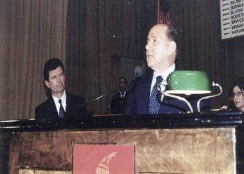 “Pasi u vumë shumë në vështirësi, i mora leje kryeministrit, z. Fatos Nano dhe i thashë kryeministrit Berluskoni, të ndalojë fjalimin e tij, pasi…”/ Dëshmia e rrallë e ish-shefit të Protokollit të Shtetit