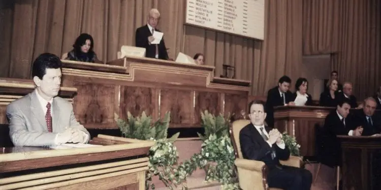 “Pasi u vumë shumë në vështirësi, i mora leje kryeministrit, z. Fatos Nano dhe i thashë kryeministrit Berluskoni, të ndalojë fjalimin e tij, pasi…”/ Dëshmia e rrallë e ish-shefit të Protokollit të Shtetit