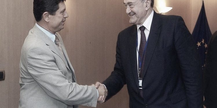 “Pasi u vumë shumë në vështirësi, i mora leje kryeministrit, z. Fatos Nano dhe i thashë kryeministrit Berluskoni, të ndalojë fjalimin e tij, pasi…”/ Dëshmia e rrallë e ish-shefit të Protokollit të Shtetit