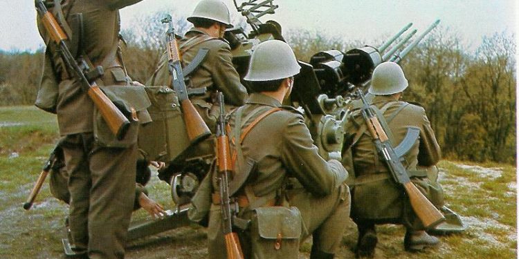 “Unë nuk zhvishem para të tjerëve, s’jam i pafytyrë, ushtri e homoseksualëve është kjo, për të kënaq epshet e veta, tue shique prapanica të djemve…”?! / Dëshmia e rrallë e kosovarit, ish-ushtar në Zagreb, në ’81-in