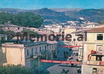 “Gjirokastra, vendlindja Enver Hoxhës dhe shkrimtarit më të mirë bashkëkohor, Kadare, në muzg bëhej i rrezikshëm, rrugët pa ndriçim, me karroca, biçikleta, dele, mace, gomerë…”/ Reportazhi i gazetares amerikane, në ’89-ën