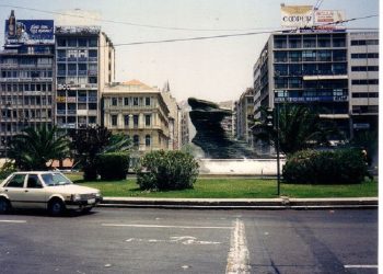 “Pasi piu cigaren që i ofruan dy njerëzit e ish-Sigurimit të Shtetit, që e thirrën në tavolinë, im bir, ra pa ndjenja dhe…”/ Misteri i vdekjes në Athinë, në shtator ’91, i njeriut që rrëzoi bustin e Enverit, në Korçë