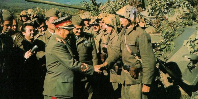 “Unë nuk zhvishem para të tjerëve, s’jam i pafytyrë, ushtri e homoseksualëve është kjo, për të kënaq epshet e veta, tue shique prapanica të djemve…”?! / Dëshmia e rrallë e kosovarit, ish-ushtar në Zagreb, në ’81-in