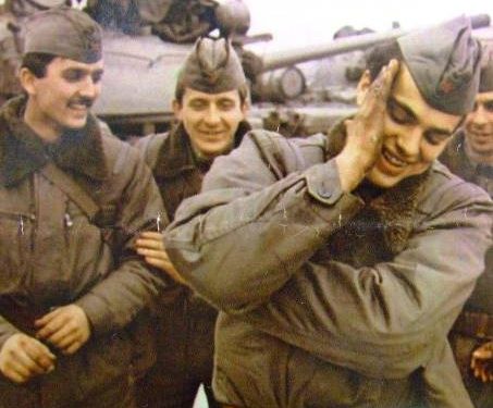 “Unë nuk zhvishem para të tjerëve, s’jam i pafytyrë, ushtri e homoseksualëve është kjo, për të kënaq epshet e veta, tue shique prapanica të djemve…”?! / Dëshmia e rrallë e kosovarit, ish-ushtar në Zagreb, në ’81-in