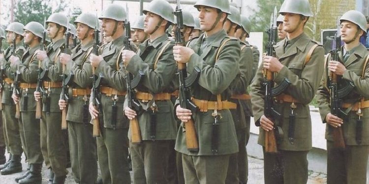 “Unë nuk zhvishem para të tjerëve, s’jam i pafytyrë, ushtri e homoseksualëve është kjo, për të kënaq epshet e veta, tue shique prapanica të djemve…”?! / Dëshmia e rrallë e kosovarit, ish-ushtar në Zagreb, në ’81-in