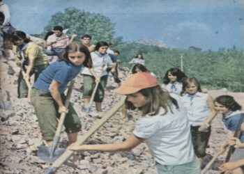 “Një vizitor në Shqipëri, gjen pamje në disa rrugë, që të kujtojnë fillimin e këtij shekulli, burra dhe gra me lopata, sfurqe e shata, tufa delesh, dhish e lopësh…”/ Shkrimi i ‘New York Times’, maj 1990-të