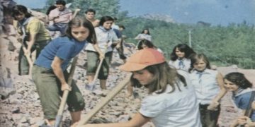 “Një vizitor në Shqipëri, gjen pamje në disa rrugë, që të kujtojnë fillimin e këtij shekulli, burra dhe gra me lopata, sfurqe e shata, tufa delesh, dhish e lopësh…”/ Shkrimi i ‘New York Times’, maj 1990-të