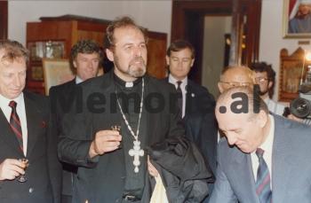 “Shqiptarë antikomunistë të grumbulluar te selia e OKB-së, për të protestuar kundër presidentit Ramiz Alia, u konfliktuan me bashkatdhetarët e tyre, të ardhur aty…”/ Shkrimi i ‘New York Times’, shtator 1990