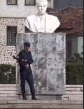 “Pasi piu cigaren që i ofruan dy njerëzit e ish-Sigurimit të Shtetit, që e thirrën në tavolinë, im bir, ra pa ndjenja dhe…”/ Misteri i vdekjes në Athinë, në shtator ’91, i njeriut që rrëzoi bustin e Enverit, në Korçë