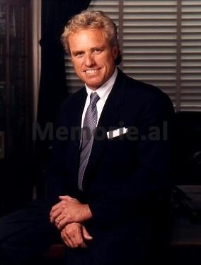 “Anëtarë të Kongresit, si përfaqësuesi i Massachusetts, Josef P. Kennedi, si dhe senatorin e Arizonas, Denis DeConcini, kërkuan që të vizitojnë Shqipërinë…”/ Shkrimi i New York Times, në ’90-ën