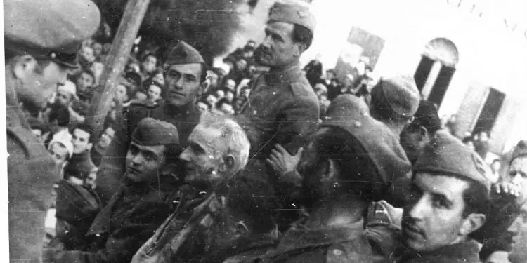 “Refat Karamani, zv/komandant batalioni, toger, 5 muaj përgjegjësi në Brigadën VII-të Mbrojtjes së Popullit, s’ka shkollë, është nga Kurveleshi…”/ Lista me 70 emrat e komandantëve dhe komisarëve, në ’45-ën