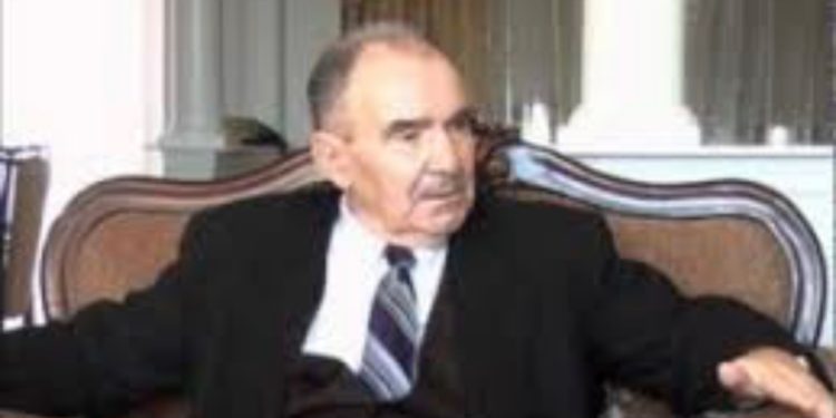 “Pasi piu cigaren që i ofruan dy njerëzit e ish-Sigurimit të Shtetit, që e thirrën në tavolinë, im bir, ra pa ndjenja dhe…”/ Misteri i vdekjes në Athinë, në shtator ’91, i njeriut që rrëzoi bustin e Enverit, në Korçë