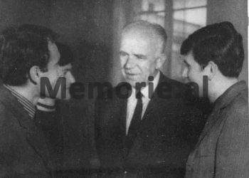 “Pasi torturonte ndonjë në hetuesi, Durim F., shkonte te kamarieria bionde e Hotel Turizmit dhe…”/ Historia e rrallë e hetuesit, që i çoi telegram ngushëllimi Enverit, për vdekjen e Mehmet Shehut