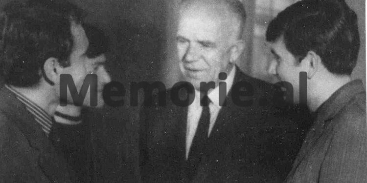 “Pasi torturonte ndonjë në hetuesi, Durim F., shkonte te kamarieria bionde e Hotel Turizmit dhe…”/ Historia e rrallë e hetuesit, që i çoi telegram ngushëllimi Enverit, për vdekjen e Mehmet Shehut