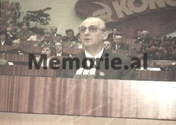 “Që kur vdiq udhëheqësi stalinist, Enver Hoxha, në 1985, disa ndryshime simbolike ndodhën me Ramiz Alinë, pasardhës i zotit Hoxha, qeveria e të cilit ka ndaluar…”/ Shkrimi i ‘New York Times’, janar 1990