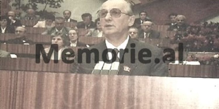 “Që kur vdiq udhëheqësi stalinist, Enver Hoxha, në 1985, disa ndryshime simbolike ndodhën me Ramiz Alinë, pasardhës i zotit Hoxha, qeveria e të cilit ka ndaluar…”/ Shkrimi i ‘New York Times’, janar 1990