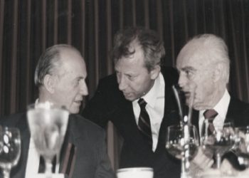 “Shqiptarë antikomunistë të grumbulluar te selia e OKB-së, për të protestuar kundër presidentit Ramiz Alia, u konfliktuan me bashkatdhetarët e tyre, të ardhur aty…”/ Shkrimi i ‘New York Times’, shtator 1990