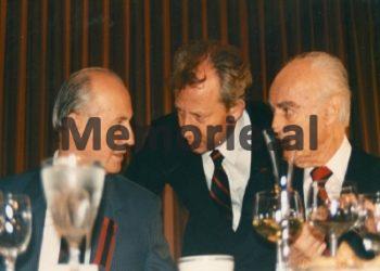 “Anti-communist Albanians gathered at the UN headquarters, to protest against President Ramiz Alia, clashed with their compatriots, who came there…”/ New York Times article, September 1990